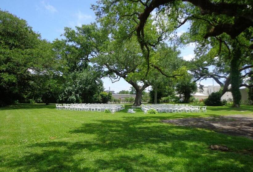 Отель Grand Magnolia Ballroom & Suites