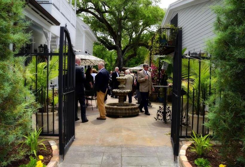 Отель Grand Magnolia Ballroom & Suites