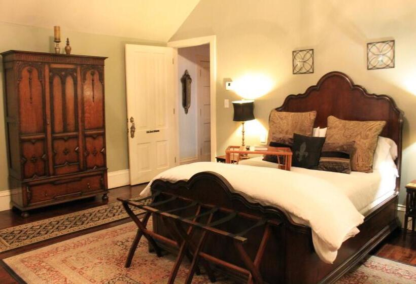 Отель Grand Magnolia Ballroom & Suites