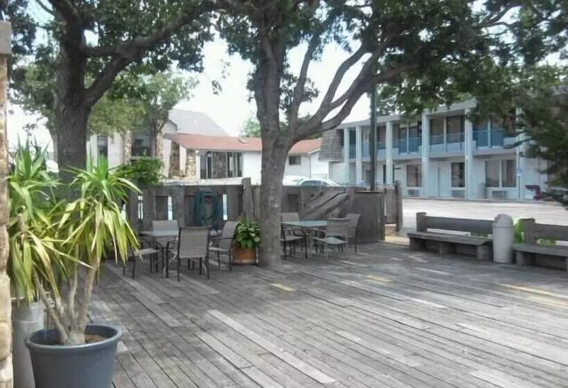 ホテル Quail's Nest Inn & Suites