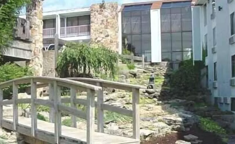 ホテル Quail's Nest Inn & Suites