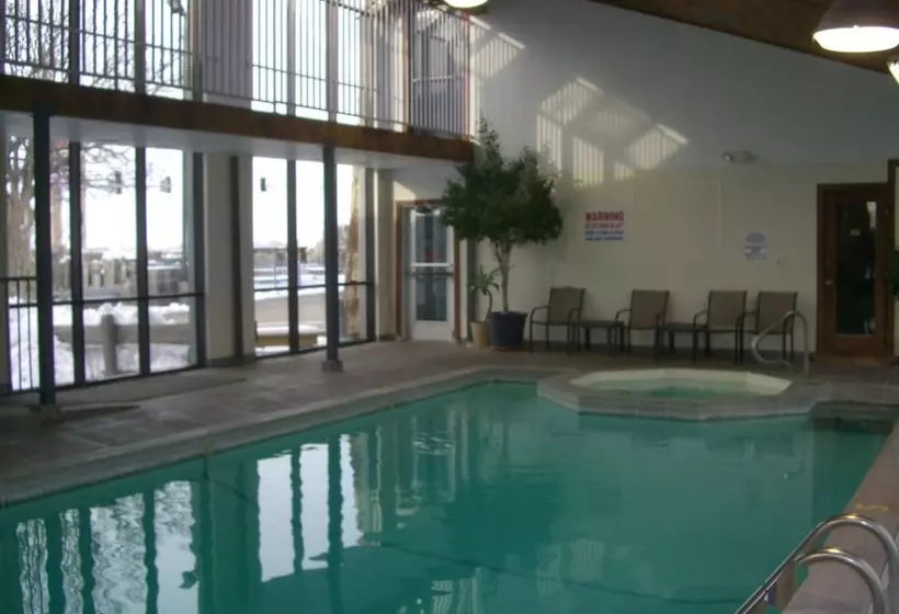 ホテル Quail's Nest Inn & Suites
