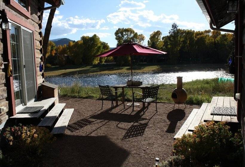 فندق Riverside Meadows Cabins