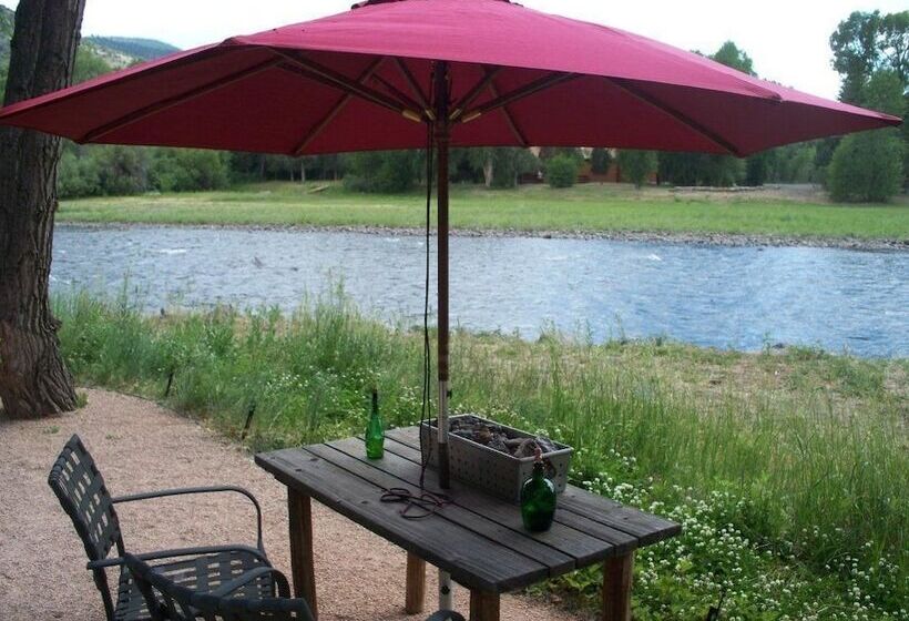 فندق Riverside Meadows Cabins