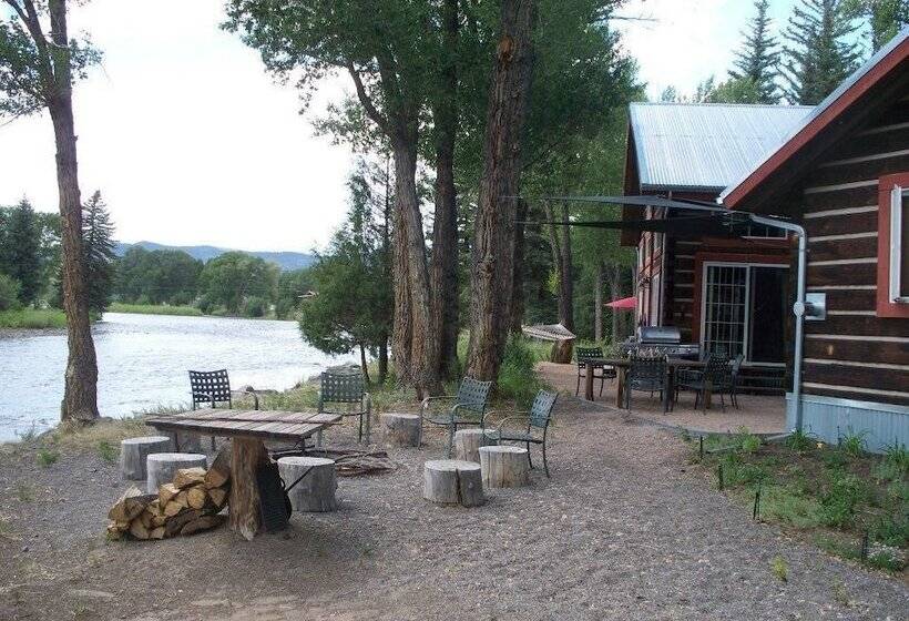 فندق Riverside Meadows Cabins