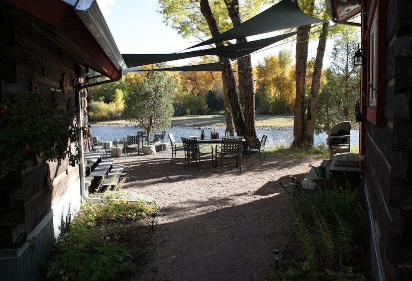 فندق Riverside Meadows Cabins