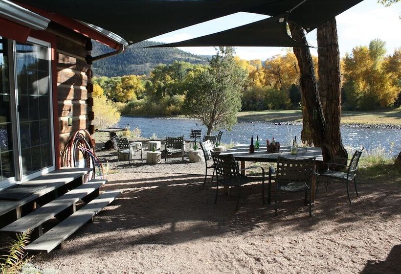 فندق Riverside Meadows Cabins