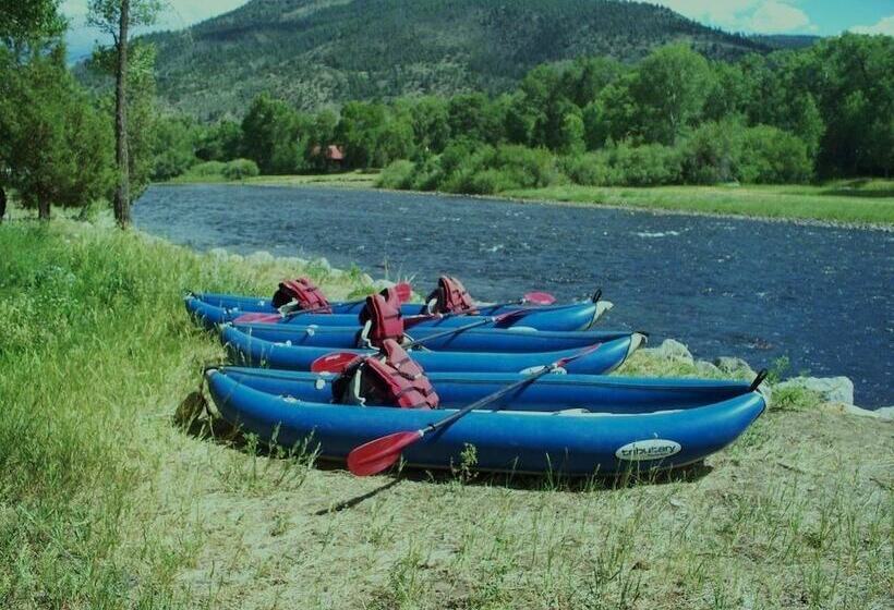فندق Riverside Meadows Cabins