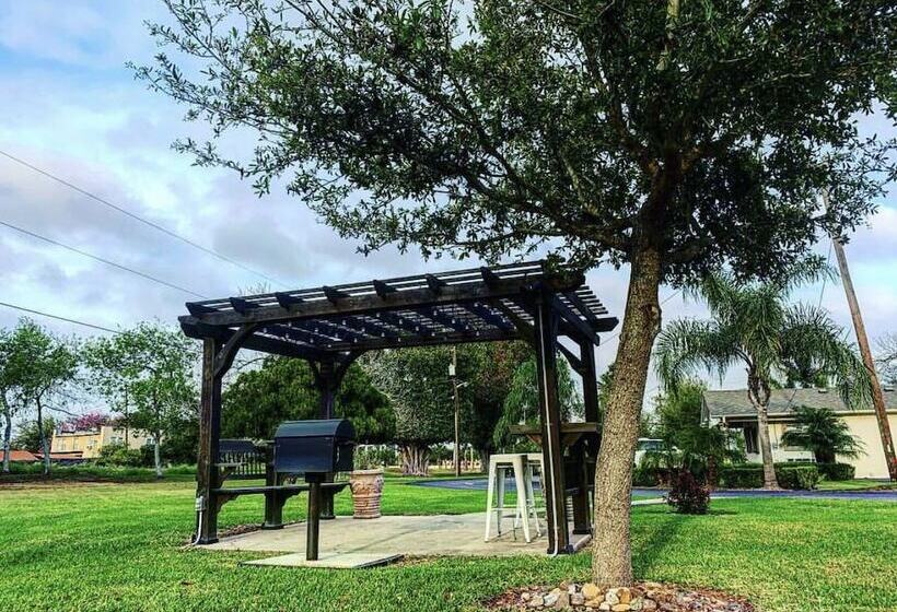 Отель Rooms At The Pecan