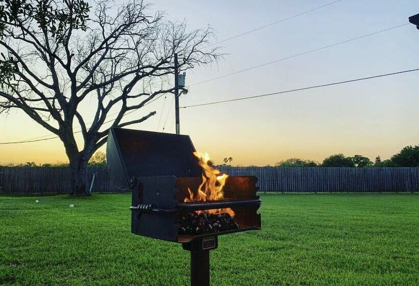 Отель Rooms At The Pecan