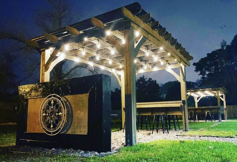 Отель Rooms At The Pecan