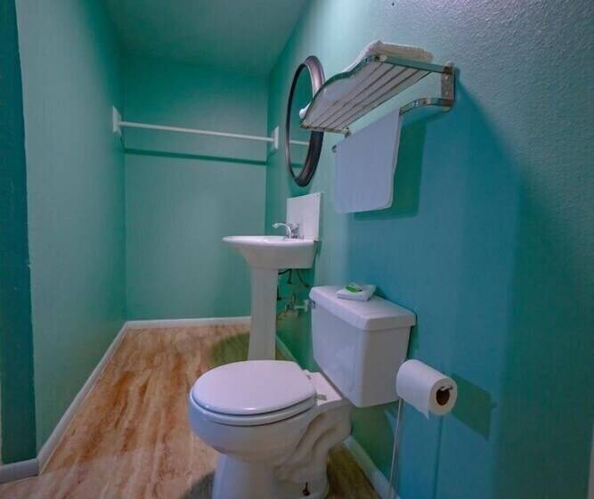 Отель Rooms At The Pecan