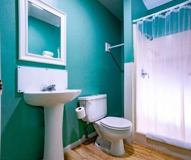 Отель Rooms At The Pecan