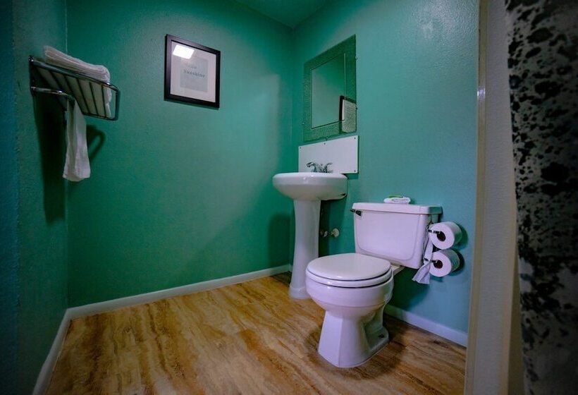 Отель Rooms At The Pecan