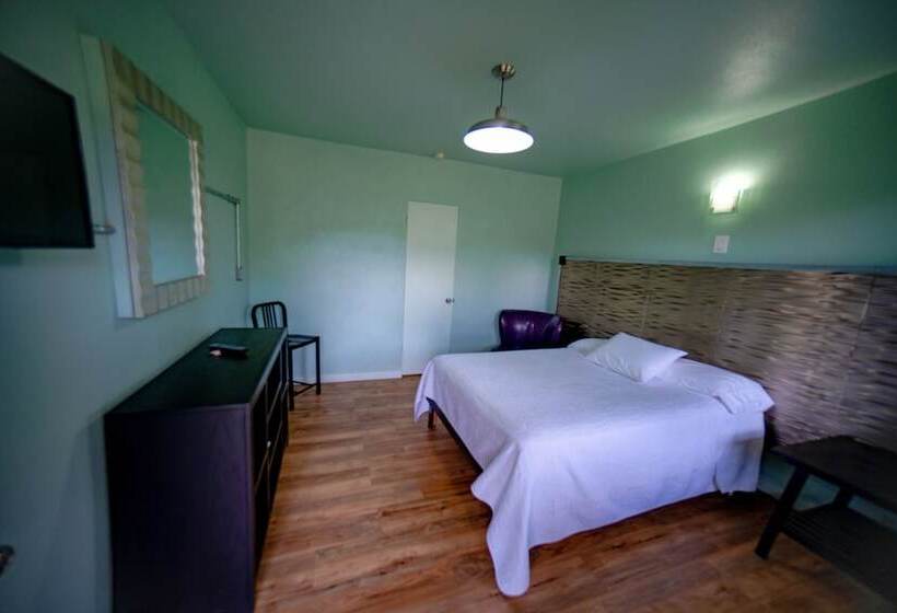 Отель Rooms At The Pecan