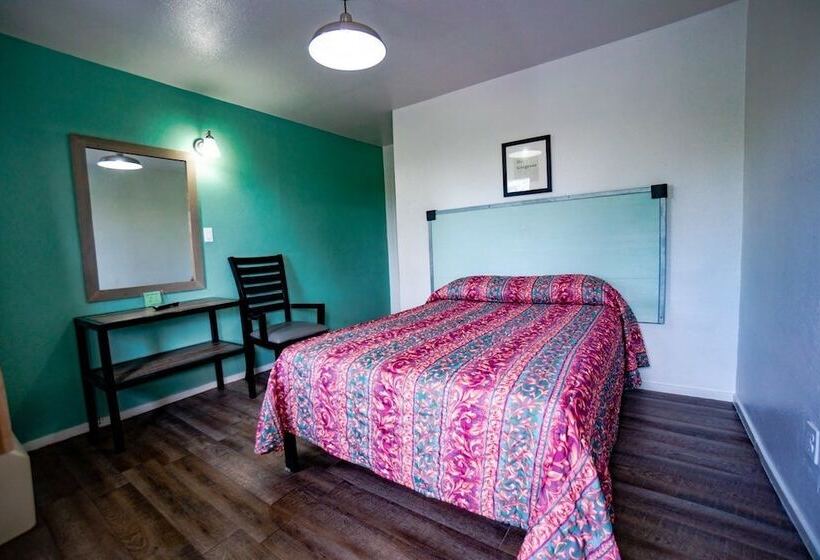 Отель Rooms At The Pecan