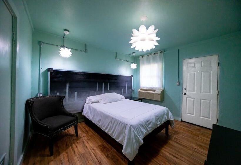 Отель Rooms At The Pecan