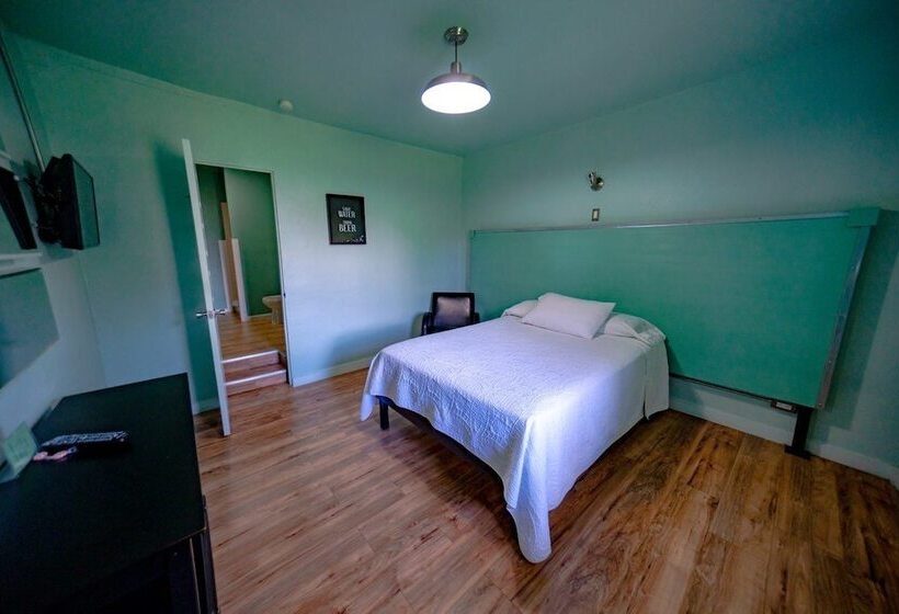 Отель Rooms At The Pecan