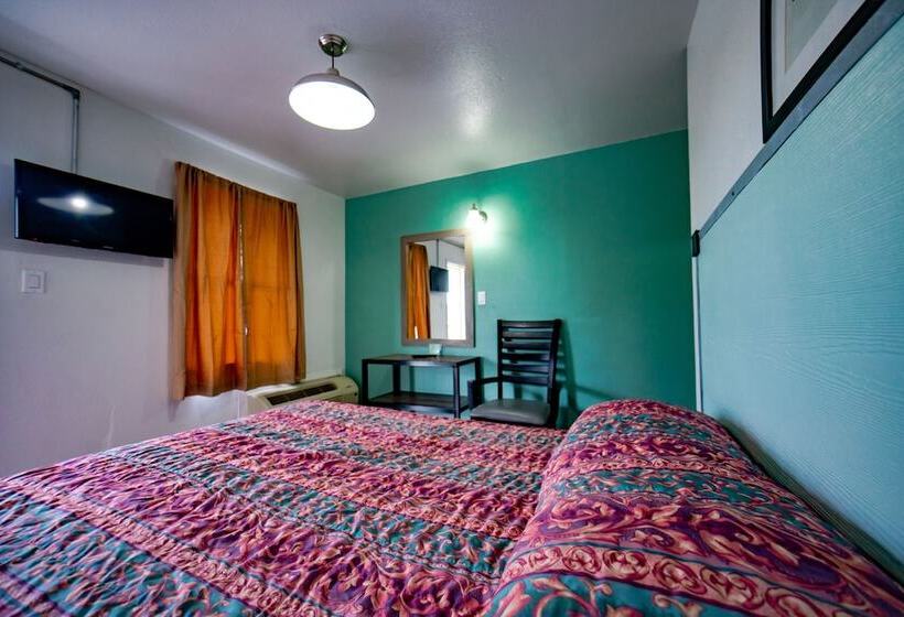 Отель Rooms At The Pecan