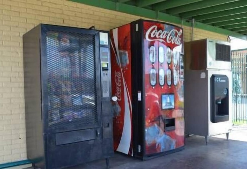 בית מלון כפרי Royal Inn Of New Orleans