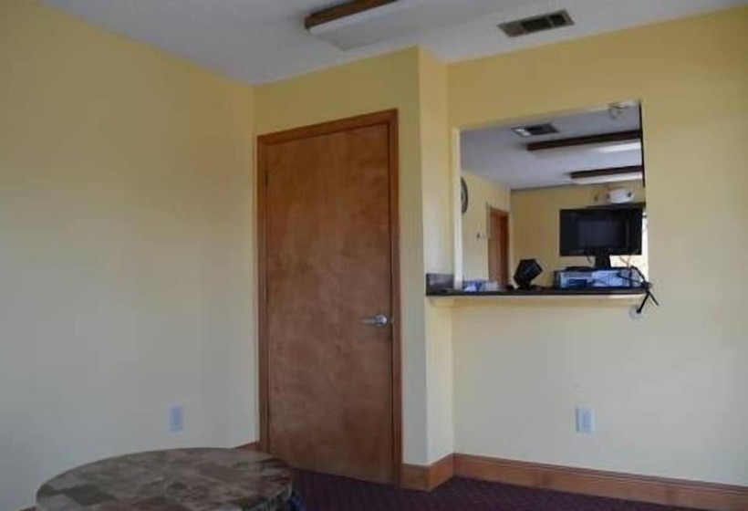 בית מלון כפרי Royal Inn Of New Orleans