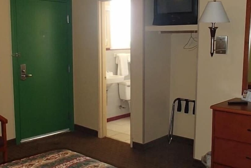 בית מלון כפרי Royal Inn Of New Orleans