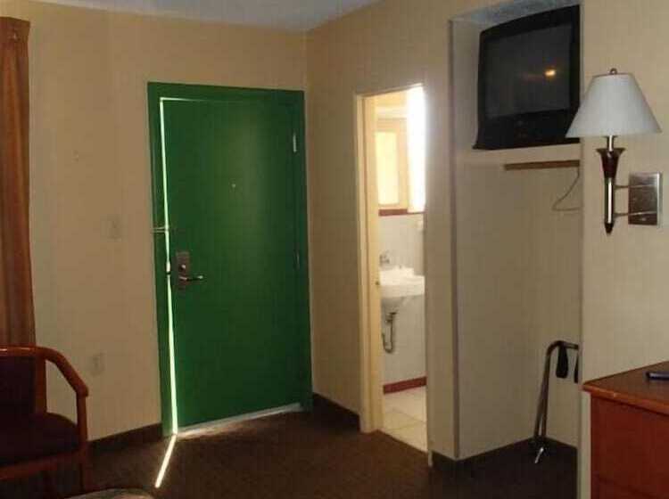 בית מלון כפרי Royal Inn Of New Orleans