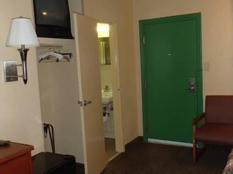 בית מלון כפרי Royal Inn Of New Orleans