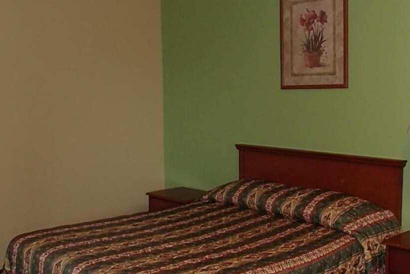 בית מלון כפרי Royal Inn Of New Orleans