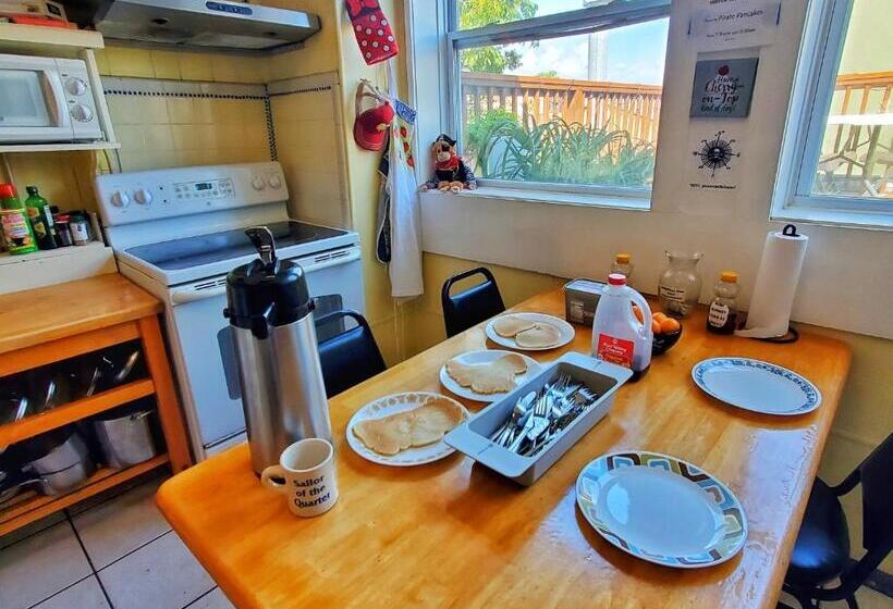 בית מלון כפרי The Pirate Haus Inn