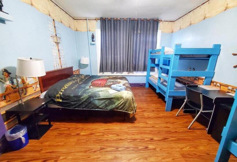 בית מלון כפרי The Pirate Haus Inn