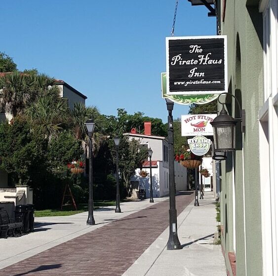 בית מלון כפרי The Pirate Haus Inn