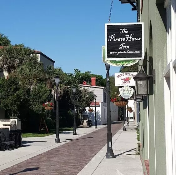 ホテル The Pirate Haus Inn