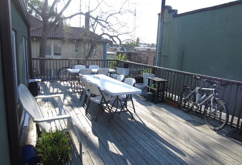 בית מלון כפרי The Pirate Haus Inn