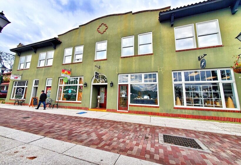 בית מלון כפרי The Pirate Haus Inn