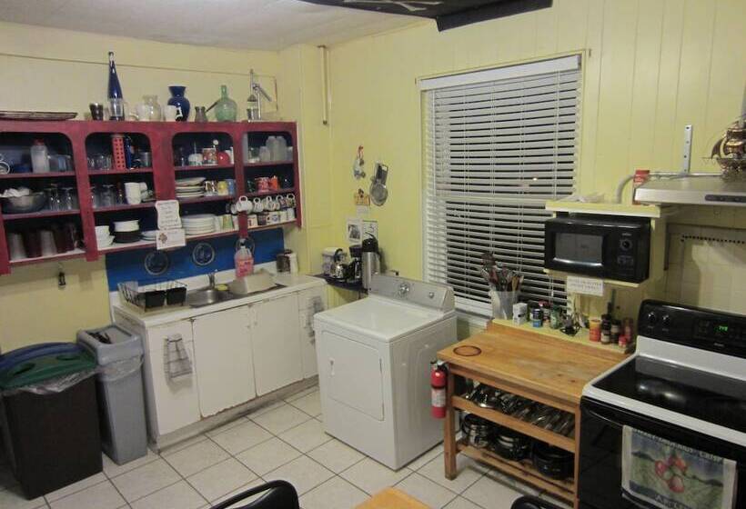 בית מלון כפרי The Pirate Haus Inn