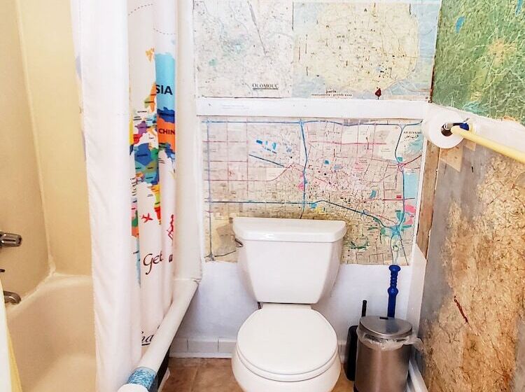 בית מלון כפרי The Pirate Haus Inn