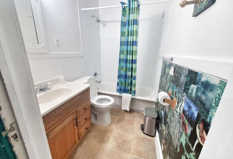 בית מלון כפרי The Pirate Haus Inn