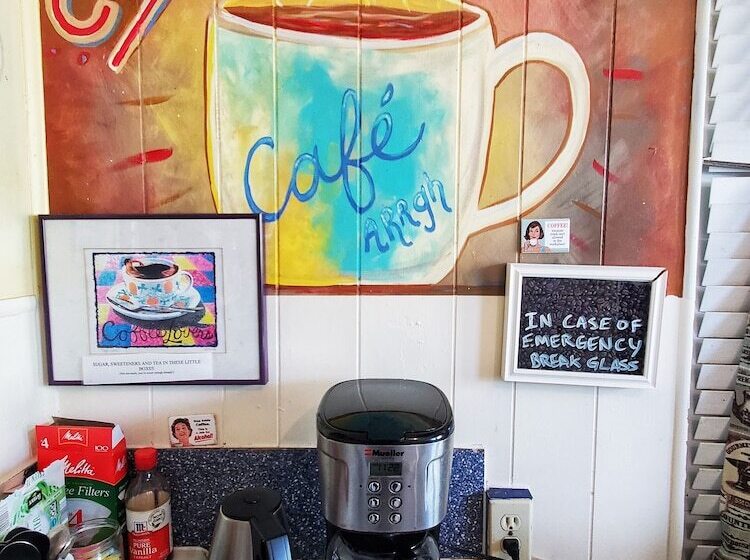 בית מלון כפרי The Pirate Haus Inn