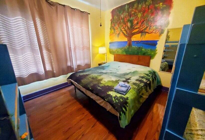 בית מלון כפרי The Pirate Haus Inn