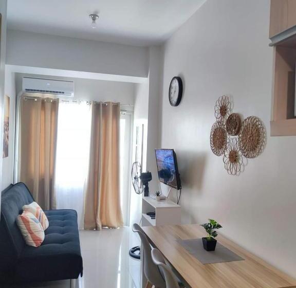 Bed and Breakfast Vine Residences  Cozy 2br With Balcony