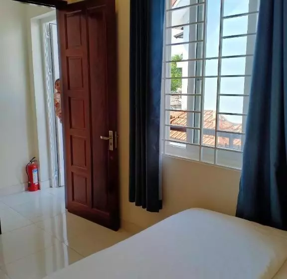 هتل Nhà Nghỉ Linh Quân 1
