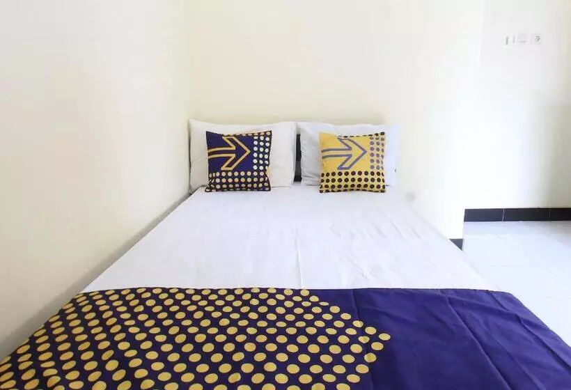 ホテル Oyo Life 93155 Wisma Sarah