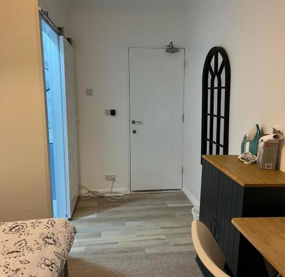 پانسیون Oxborne Rooms Uk   Wyatt