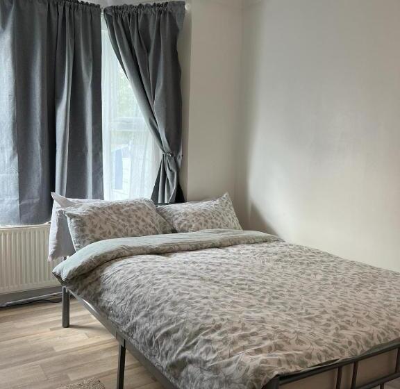 پانسیون Oxborne Rooms Uk   Wyatt