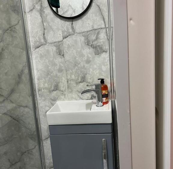 پانسیون Oxborne Rooms Uk   Wyatt