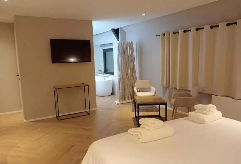 Aamiaismajoitus (B&B) Dionbulles & Dionlodge Guesthouse, Private Wellness Pool In Option