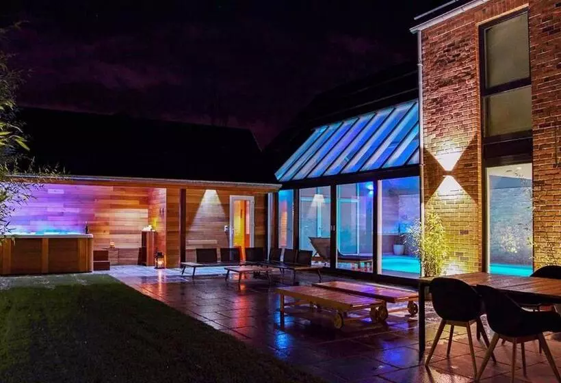 Aamiaismajoitus (B&B) Dionbulles & Dionlodge Guesthouse, Private Wellness Pool In Option