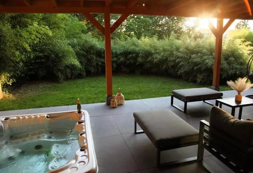 Aamiaismajoitus (B&B) Dionbulles & Dionlodge Guesthouse, Private Wellness Pool In Option