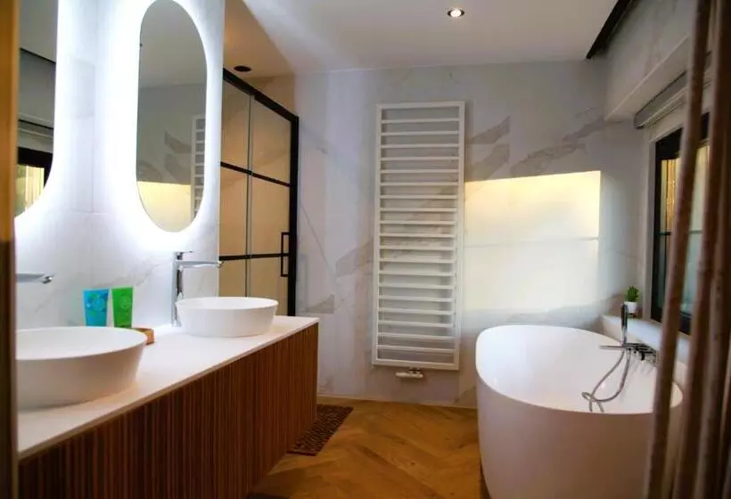 Aamiaismajoitus (B&B) Dionbulles & Dionlodge Guesthouse, Private Wellness Pool In Option